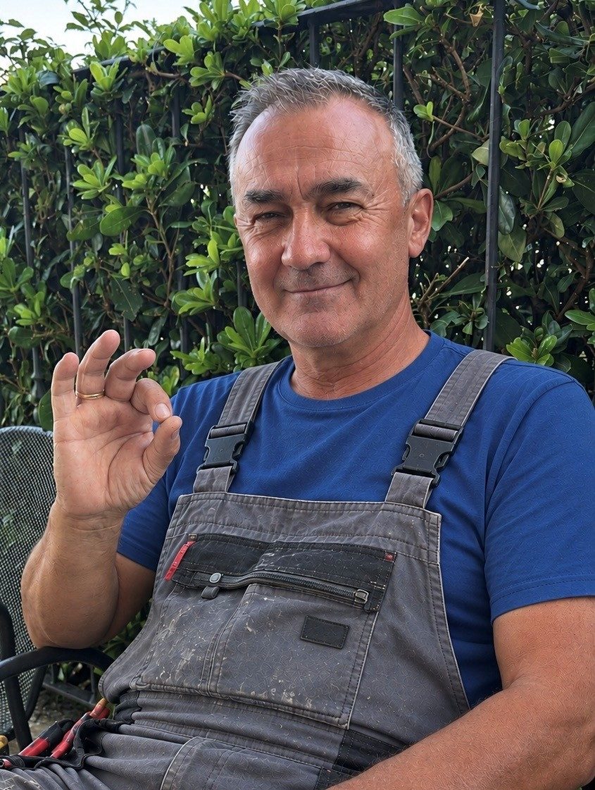 Eduard Raudsepp, Hausmeister aus Altenstadt a.d. Waldnaab, in Arbeitslatzhose